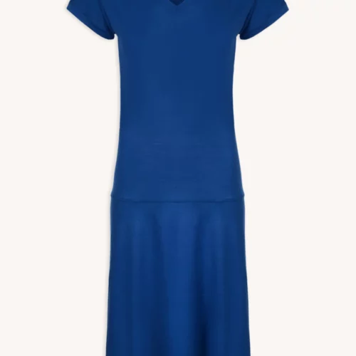 Damska koszulka z wełny merynosów na aktywne lato "Koszulka z wełny merynosów ze stójką" ze stójką, o luźnym kroju i na gładkim białym tle.