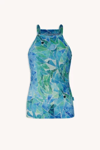 Koszulka z wełny merino ze stójką active damska letnia to bezrękawnik z geometryczną mozaiką w odcieniach niebieskiego i zielonego, przedstawioną na gładkim białym tle.