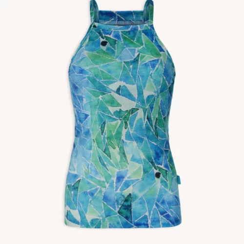 Koszulka z wełny merino ze stójką active damska letnia to bezrękawnik z geometryczną mozaiką w odcieniach niebieskiego i zielonego, przedstawioną na gładkim białym tle.