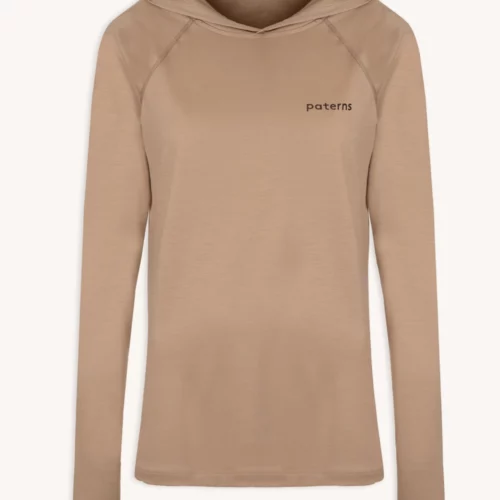 Beżowa bluza przeciwsłoneczna z wełny merino damskiej z subtelnym logo Paterns na lewym piersi, prezentowana na jasnym tle.