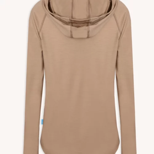Bluza przeciwsłoneczna Bluza z wełny merino damska beżowa jest pokazana na płasko od tyłu, podkreślając jej luźny krój, zaokrąglony dół, widoczne detale szwów na kapturze i miękki, lekki materiał z wełny merino w jasnobeżowym kolorze.