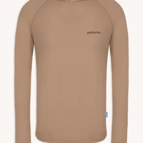 Bluza przeciwsłoneczna Bluza z wełny merino męska beżowa to gładka beżowa bluza z kapturem z długim rękawem z małymi czarnymi literami na lewej piersi i niebieską metką na bocznym brzegu, pokazana na białym tle.
