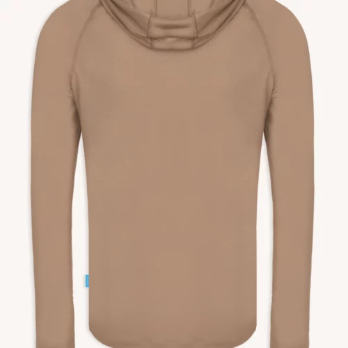 Bluza przeciwsłoneczna z wełny merino męska beżowa jest pokazana od tyłu, ma jasnobrązowy kolor, luźny krój, małą niebieską metkę na lewym szwie bocznym i gładki design bez widocznych logo lub grafik.