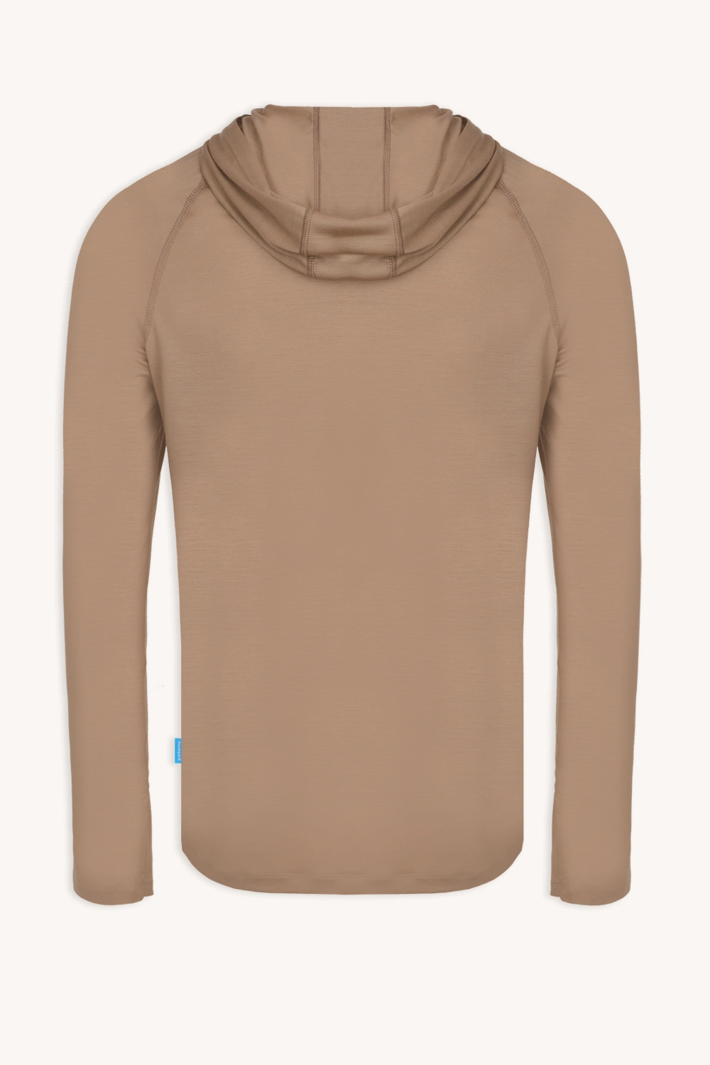 Bluza przeciwsłoneczna z wełny merino męska beżowa jest pokazana od tyłu, ma jasnobrązowy kolor, luźny krój, małą niebieską metkę na lewym szwie bocznym i gładki design bez widocznych logo lub grafik.