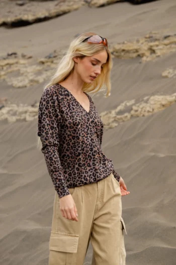 Kobieta stojąca na piasku.