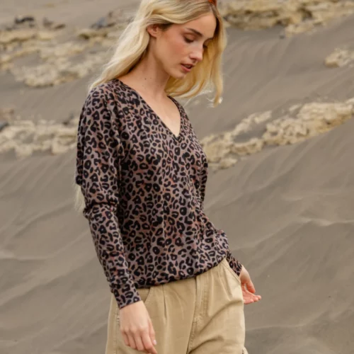 Kobieta stojąca na piasku.