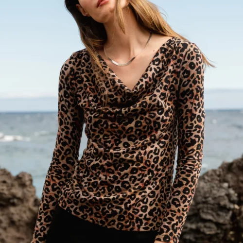 Bluzka z wełny merino długim rękawem z dekoltem woda czarna pantera