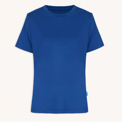 Koszulka z wełny merino prosta damska letnia w kolorze królewskiego błękitu z krótkim rękawem jest pokazana na białym tle.