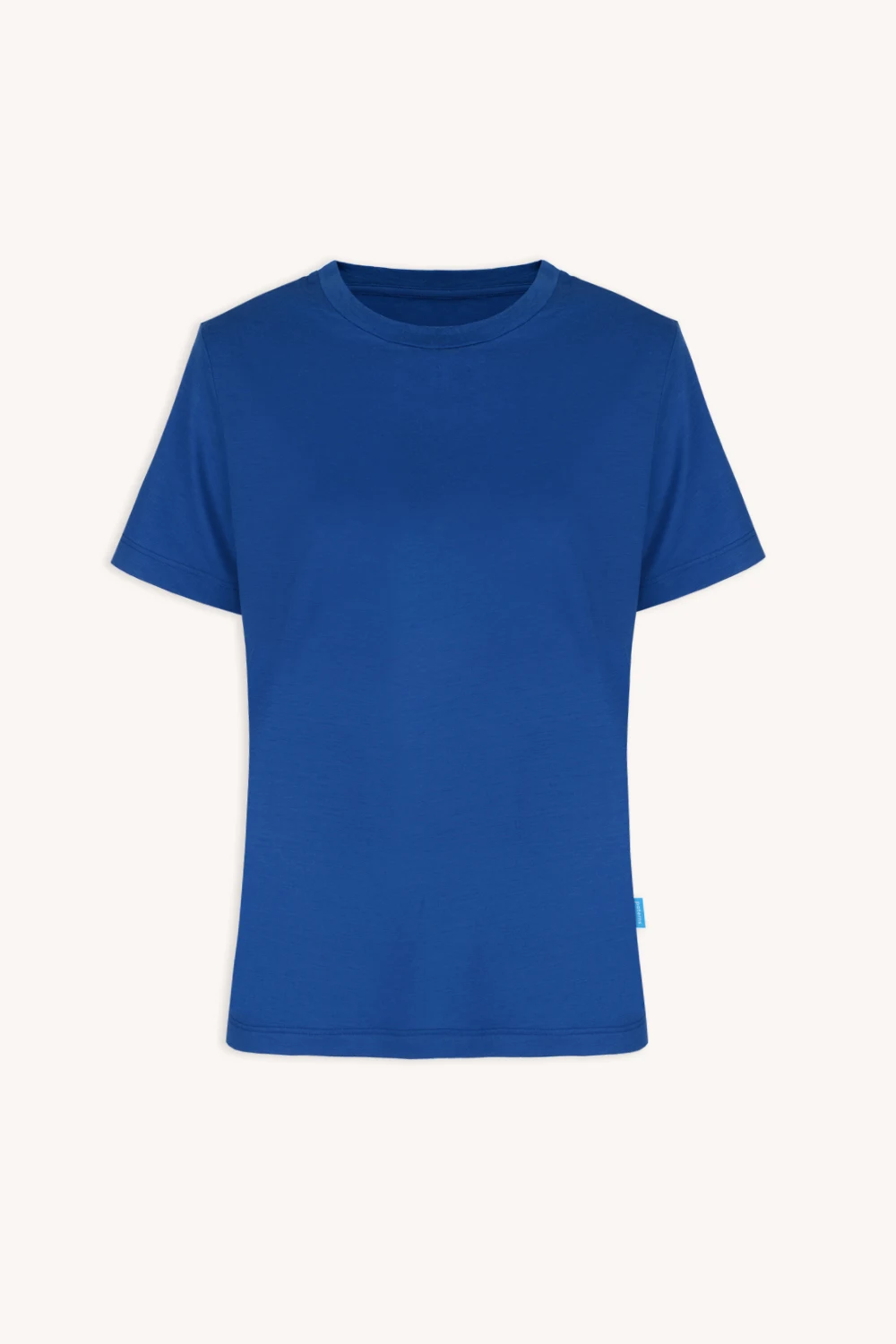 Koszulka z wełny merino prosta damska letnia w kolorze królewskiego błękitu z krótkim rękawem jest pokazana na białym tle.