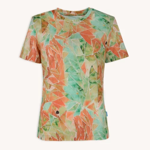 Koszulka z wełny merino prosta damska letnia gorpcore z krótkim rękawem i geometrycznym wzorem liści w odcieniach zieleni, pomarańczu i czerwieni, prezentowana na jednolitym tle.