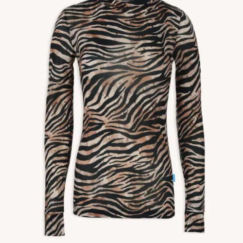 Koszulka z wełny merino prosta damska na lato to dopasowany, siateczkowy top z długim rękawem z nadrukiem zebry w kolorze czarnym, brązowym i beżowym, przedstawionym na białym tle.