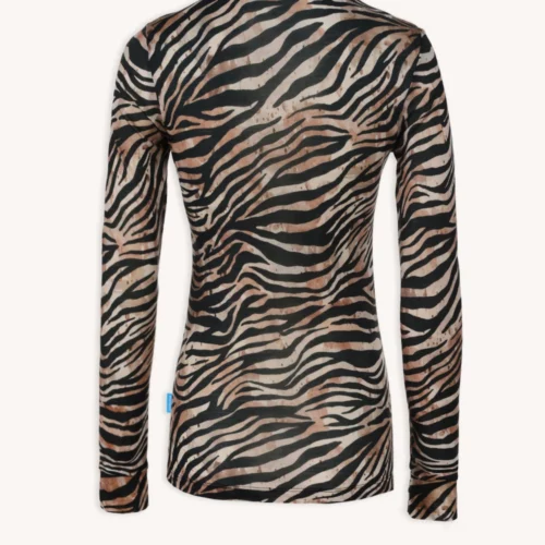 Koszulka z wełny merino prosta damska na lato jest pokazana od tyłu, ma długie rękawy i dopasowany krój z brązowym, czarnym i brązowym nadrukiem zebry na gładkim białym tle.