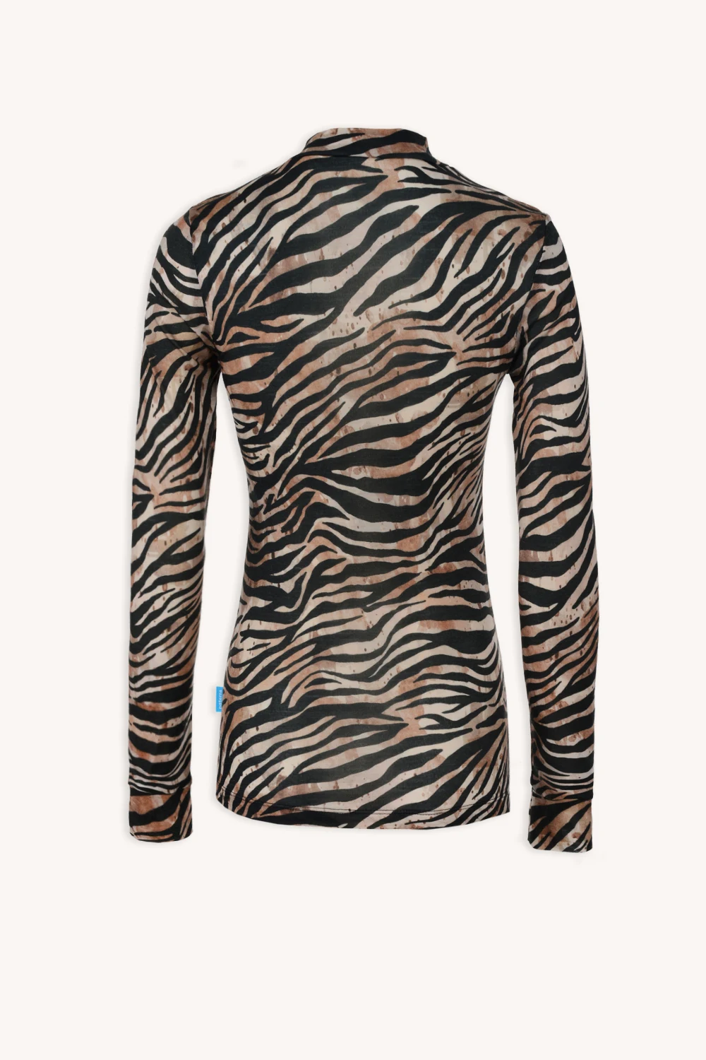 Koszulka z wełny merino prosta damska na lato jest pokazana od tyłu, ma długie rękawy i dopasowany krój z brązowym, czarnym i brązowym nadrukiem zebry na gładkim białym tle.
