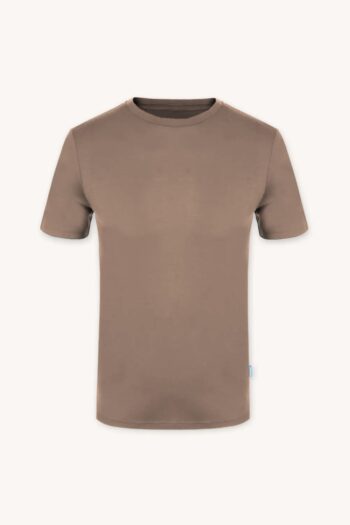 T-shirt z wełny merino męski mokka to gładka koszulka z krótkim rękawem i okrągłym dekoltem w kolorze mokki, pokazana na neutralnym, białawym tle.