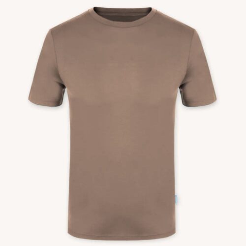 T-shirt z wełny merino męski mokka to gładka koszulka z krótkim rękawem i okrągłym dekoltem w kolorze mokki, pokazana na neutralnym, białawym tle.