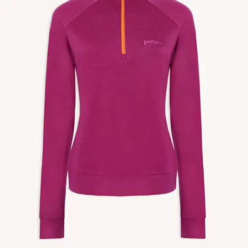 Męska koszulka z wełny merynosów w kolorze mokka z długimi rękawami, wysokim kołnierzem, pomarańczowym zamkiem błyskawicznym i haftem "patent" na lewej piersi.