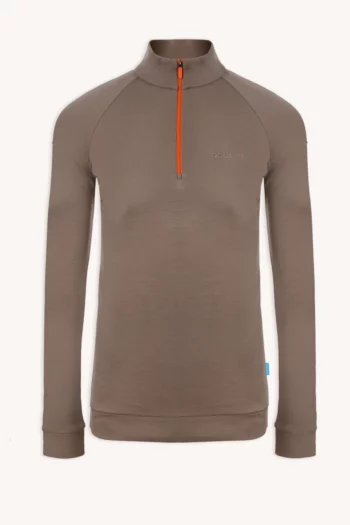 Koszulka z wełny merino męski mokka to sweter z długim rękawem w kolorze ciemnoszarym z wysokim kołnierzem, zapięciem z przodu na zamek błyskawiczny w kolorze pomarańczowym, dopasowanymi mankietami i małym haftowanym logo na lewej piersi.