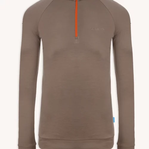 Koszulka z wełny merino męski mokka to sweter z długim rękawem w kolorze ciemnoszarym z wysokim kołnierzem, zapięciem z przodu na zamek błyskawiczny w kolorze pomarańczowym, dopasowanymi mankietami i małym haftowanym logo na lewej piersi.