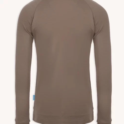 Koszulka z wełny merino męski mokka jest pokazana od tyłu na białym tle. Ten jasnobrązowy golf z długim rękawem ma dopasowany krój z raglanowymi rękawami i nie ma widocznych wzorów ani logo.