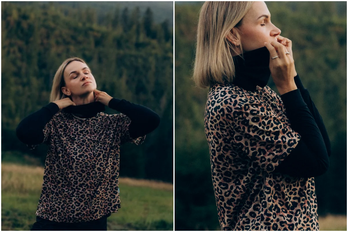 Zdjęcia obok siebie przedstawiające kobietę ubraną w koszulę w panterkę na czarnym golfie. Na obu zdjęciach kobieta poprawia kołnierzyk i wygląda na zamyśloną, na rozmytym zielonym tle lasu.