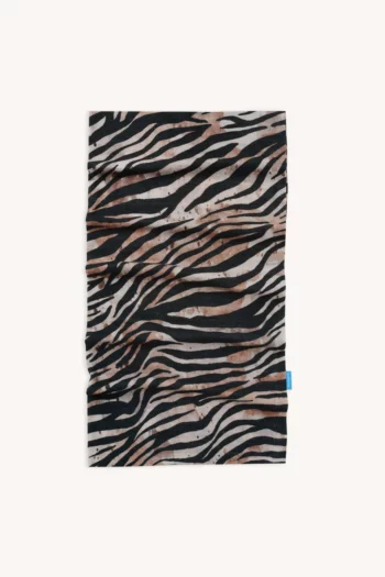 Para Kolarki z wełny merino damskie w kolorze fuksja jest ułożona płasko na gładkim tle. Do jednej krawędzi przymocowana jest mała niebieska metka.