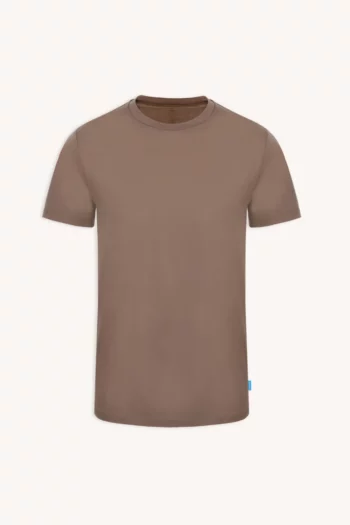 T-shirt z wełny merino męski mokka to gładka, brązowa koszulka z krótkim rękawem i okrągłym dekoltem z małą niebieską metką w pobliżu lewego brzegu, umieszczoną na białym tle.