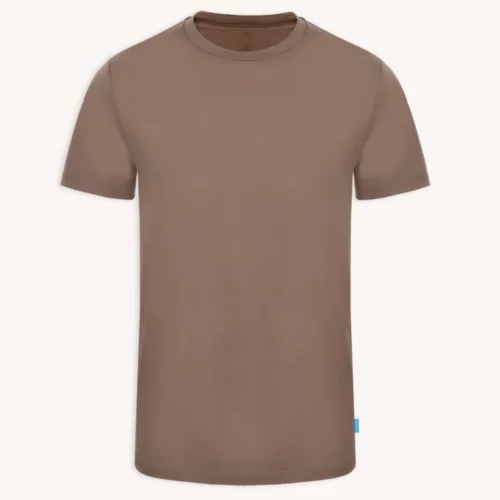 T-shirt z wełny merino męski mokka to gładka, brązowa koszulka z krótkim rękawem i okrągłym dekoltem z małą niebieską metką w pobliżu lewego brzegu, umieszczoną na białym tle.