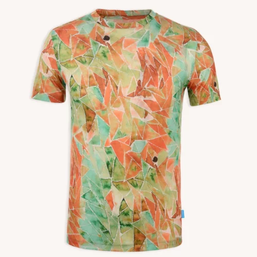 T-shirt z wełny merino męski mokka to koszulka z krótkim rękawem z abstrakcyjnym geometrycznym wzorem liści w kolorze pomarańczowym, zielonym i jasnobrązowym na białym tle, z okrągłym dekoltem i kolorowym wzorem.