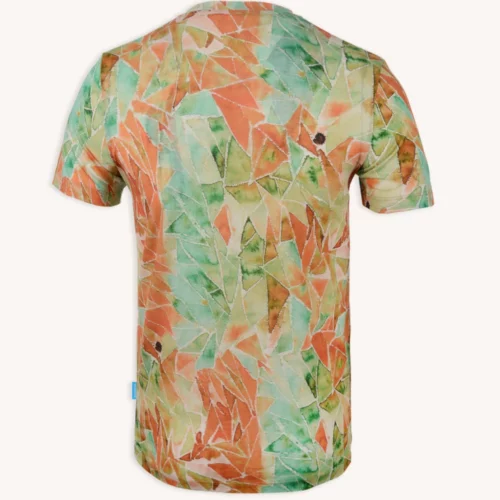 Koszulka z wełny merino męski mokka ma krótki rękaw i geometryczny mozaikowy wzór w kolorach zielonym, pomarańczowym i beżowym, widoczny z tyłu na jasnym tle.