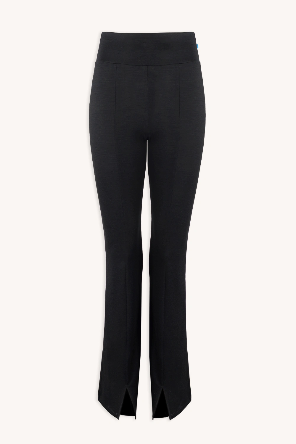 Legginsy z wełny merino flare czarne o wysokim stanie, dopasowanym kroju, rozszerzanych nogawkach i rozcięciami z przodu, prezentowane na jasnym tle.