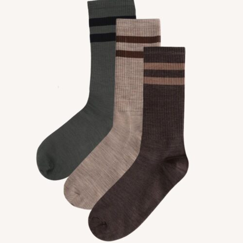 Trzypak: skarpety trekkingowe merino z paskami-oliwkowe, brązowe i beżowe-ułożone obok siebie na jasnym tle.