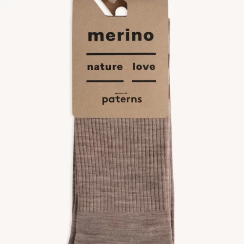 Męska koszulka z wełny merynosów w kolorze mokka z metką z napisem "merino, natura, miłość, wzory"; koszulka jest starannie złożona pod opakowaniem.