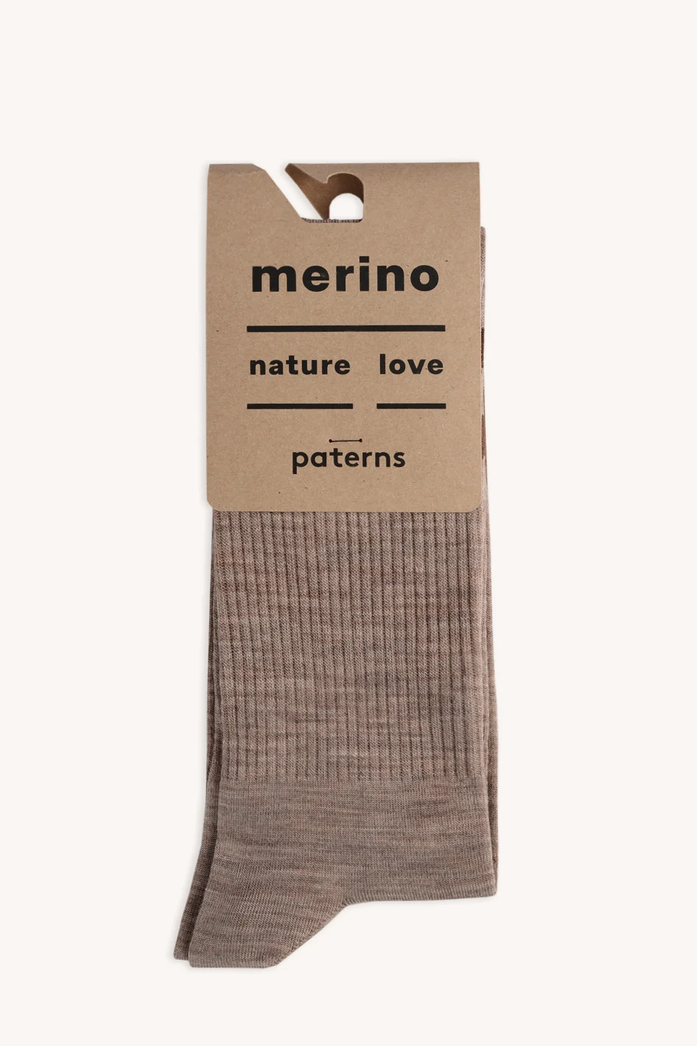 Męska koszulka z wełny merynosów w kolorze mokka z metką z napisem "merino, natura, miłość, wzory"; koszulka jest starannie złożona pod opakowaniem.