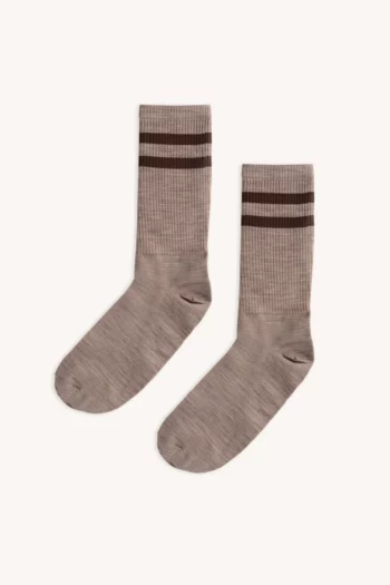 Męska koszulka z wełny merynosów w kolorze mokka, prezentowana na jednolitym, jasnym tle.