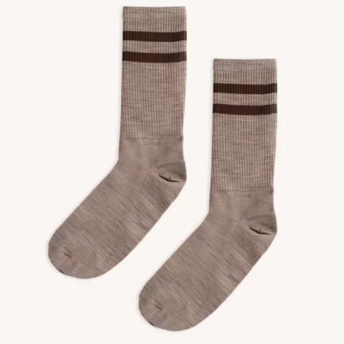 Męska koszulka z wełny merynosów w kolorze mokka, prezentowana na jednolitym, jasnym tle.