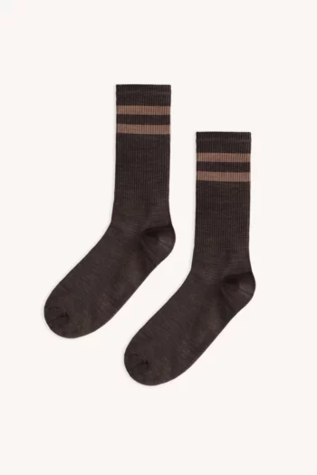 Męska koszulka z wełny merynosów w odcieniu mokki, położona płasko na gładkim, jasnym tle.