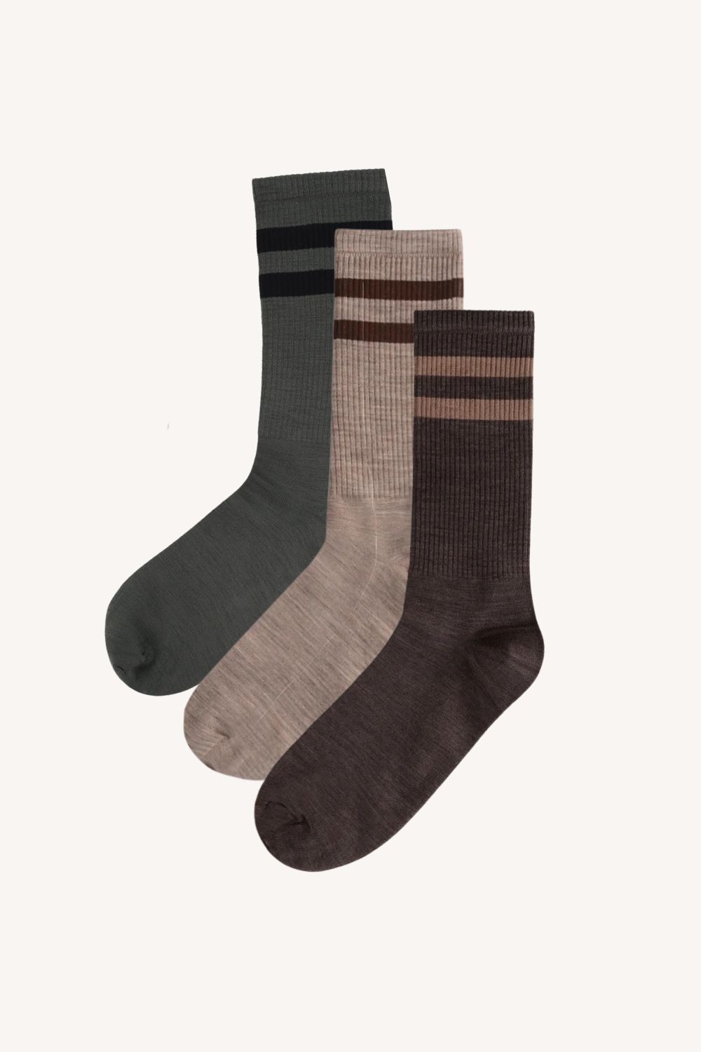 Trzypak: skarpety trekkingowe merino z paskami-oliwkowe, brązowe i beżowe-ułożone obok siebie na jasnym tle.