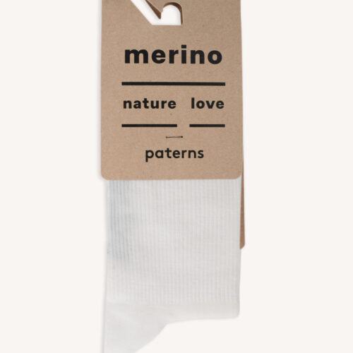 Męska zielona koszulka z wełny merynosowej ze stójką „Active” jest zapakowana w proste, ekologiczne opakowanie z napisami „merino”, „nature love” i „paterns” wykonanymi czarną czcionką na tekturze.