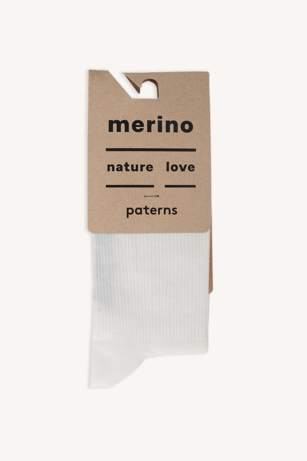 Męska zielona koszulka z wełny merynosowej ze stójką „Active” jest zapakowana w proste, ekologiczne opakowanie z napisami „merino”, „nature love” i „paterns” wykonanymi czarną czcionką na tekturze.