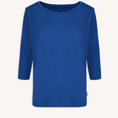 Koszulka z wełny merino z rękawem 3/4 kobalt to gładki, królewski niebieski t-shirt z rękawem trzy czwarte i okrągłym dekoltem na jasnym tle.