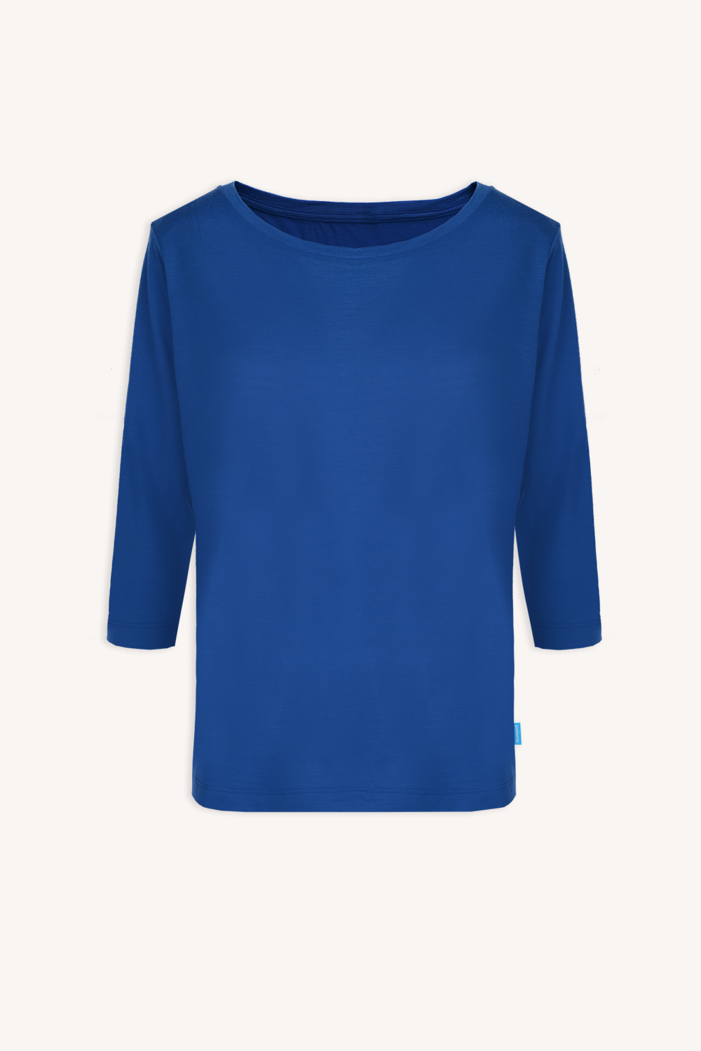 Koszulka z wełny merino z rękawem 3/4 kobalt to gładki, królewski niebieski t-shirt z rękawem trzy czwarte i okrągłym dekoltem na jasnym tle.