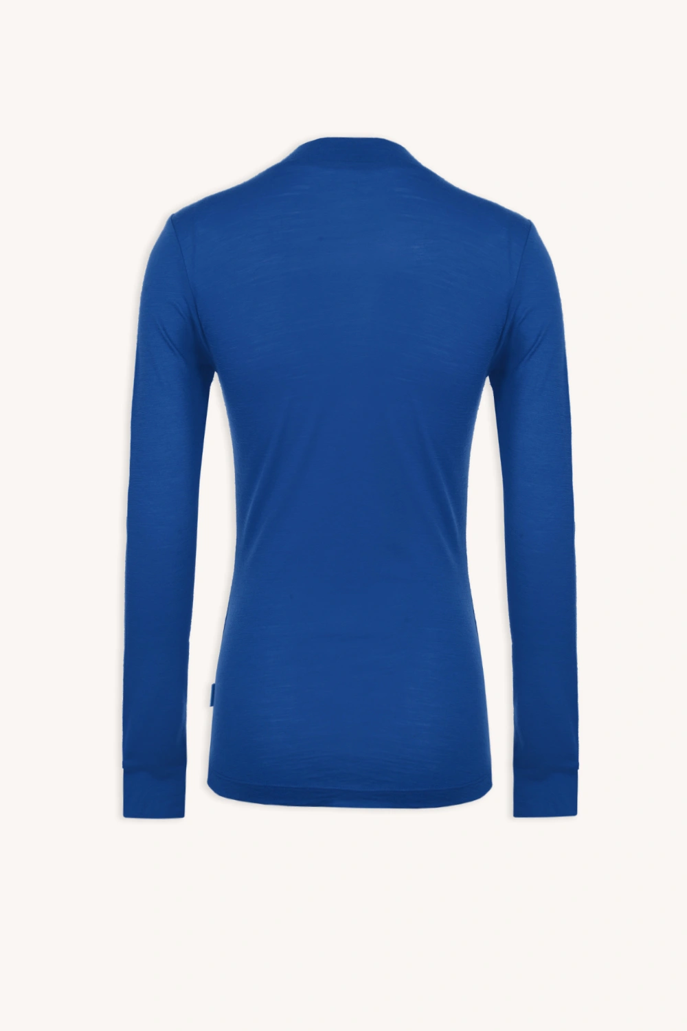 Prosta koszulka z długim rękawem w kolorze królewskiego błękitu jest pokazana od tyłu na białym tle. Jej minimalistyczny design nawiązuje do Top z wełny merino z dekoltem w łódkę mokka, bez widocznych wzorów i logo.