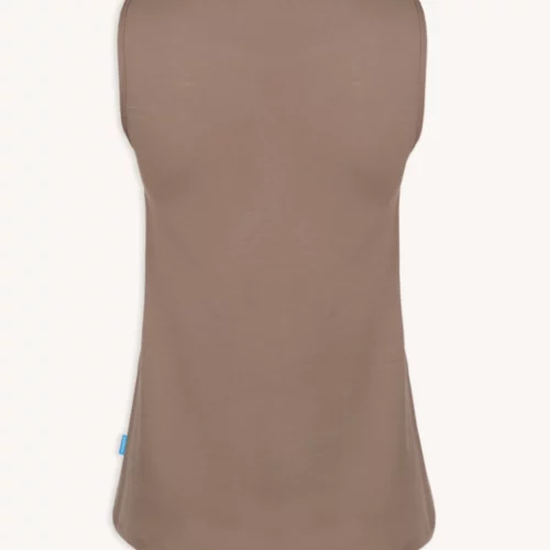 Top z wełny merino z dekoltem w łódkę mokka" to jasnobrązowy tank top bez rękawów wykonany w 100% z wełny merino, pokazany od tyłu na gładkim tle. Ma prosty krój bez wzorów, guzików i suwaków.