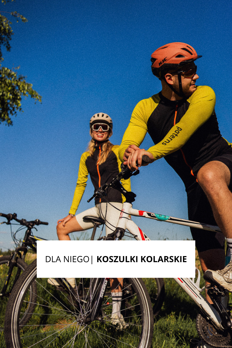 Dwóch rowerzystów w żółto-czarnych koszulkach kolarskich i kaskach przebywa na świeżym powietrzu w słoneczny dzień, uśmiechając się, siedząc na rowerach. Na zdjęciu widnieje napis: „DLA NIEGO | KOSZULKI KOLARSKIE.”.