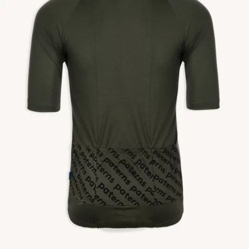 Olive green damska koszulka rowerowa z krótkim rękawem, „Koszulka z wełny merino rowerowa z krótkim rękawem damska fluo”, widziana od tyłu, ma jednolitą górną część oraz dolną część ozdobioną powtarzającym się czarnym wzorem z napisem „porters”.