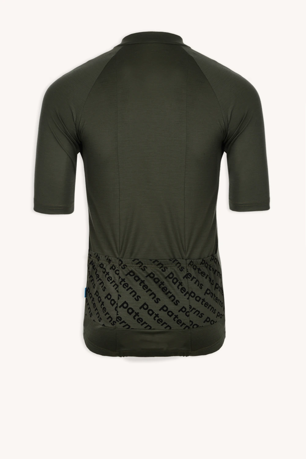 Olive green damska koszulka rowerowa z krótkim rękawem, „Koszulka z wełny merino rowerowa z krótkim rękawem damska fluo”, widziana od tyłu, ma jednolitą górną część oraz dolną część ozdobioną powtarzającym się czarnym wzorem z napisem „porters”.