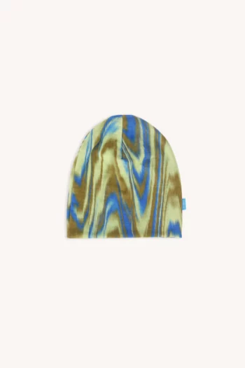Czapka z falistym, marmurkowym wzorem w odcieniach niebieskiego, brązowego i jasnozielonego, przedstawiona na jednolitym białym tle.