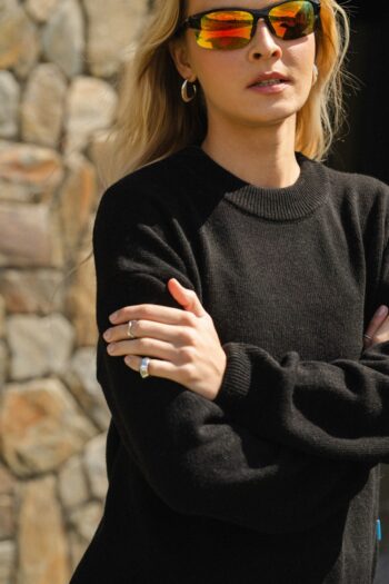 Sweter z wełny merino z meszkiem z dekoltem O damski czarny