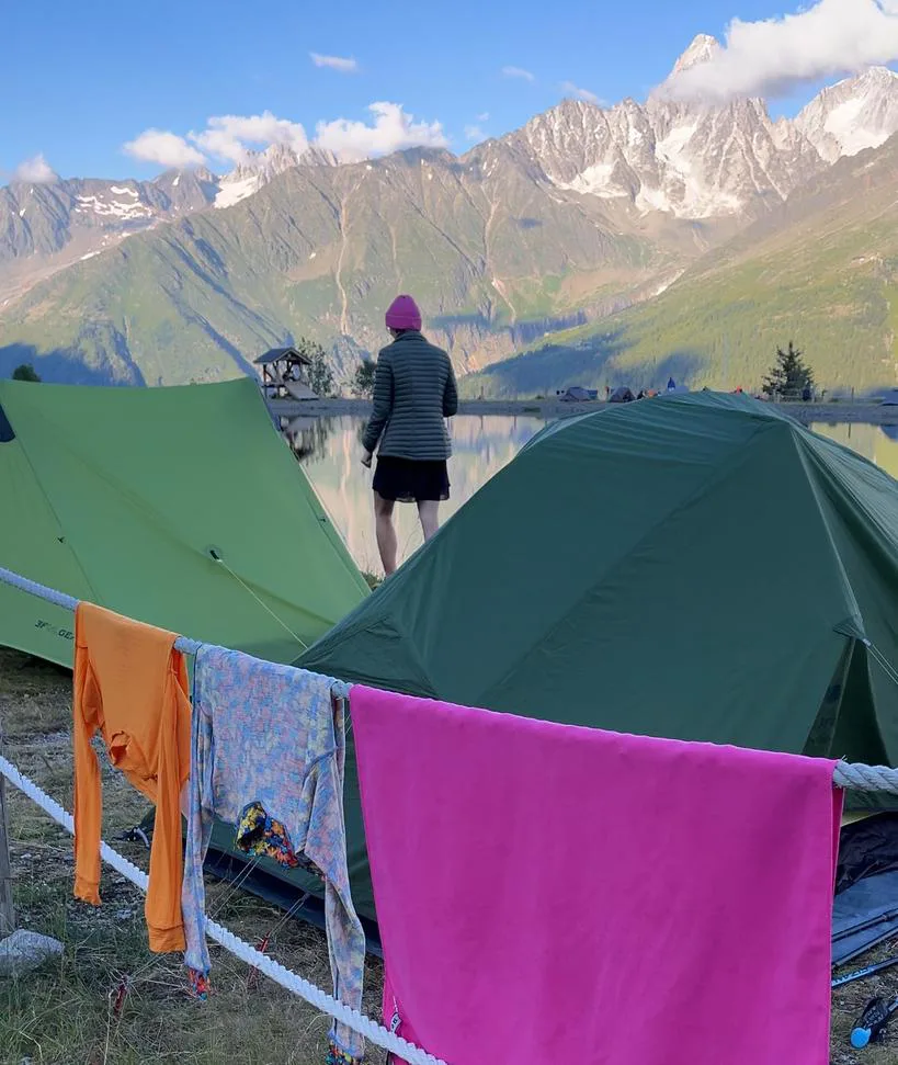 Namioty na kempingu w Alpach i pranie suszące się na sznurku